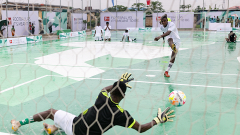 Fußballspiel bei der Eröffnung des Bundesliga Common Grounds in Lagos, Nigeria.