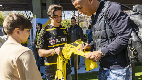 Bundesliga legend Roman Lucas Barrios was present at the opening of the Bundesliga Common Ground Buenos Aires, Argentina.