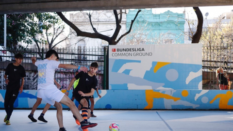 Fußballspiel bei der Eröffnung des Bundesliga Common Grounds in Buenos Aires, Argentinien.