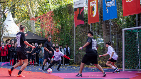 Fußballspiel bei der Eröffnung des Bundesliga Common Grounds in Berlin, Deutschland.