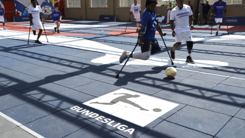 Fußballspiel bei der Eröffnung des Bundesliga Common Grounds in New York, USA.